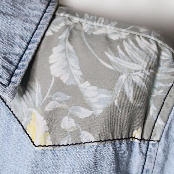 SANDRINE ROSE Western Floral Chambray Denim Top Pearl Snap Pockets Light Wash S - Picture 3 of 13